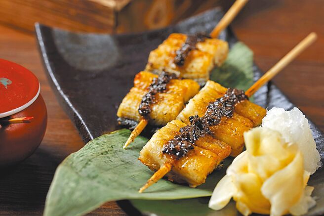 鸟丈炉端烧推出盛夏鳗鱼飨宴，图为炭烤鳗鱼佐松露酱。（鸟丈炉端烧提供）