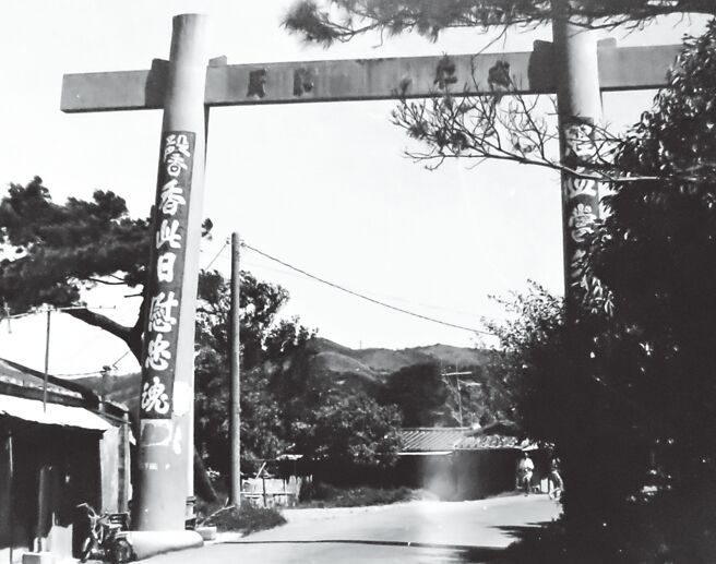 成功路三段的鳥居，部分老松仍屹立其中。（邱傑提供）