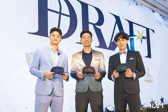 TPBL首次選秀會，雷蒙恩（中）成為狀元，蔡宸綱（左）和汪哲宇（右）分別為榜眼、探花。（TPBL提供）