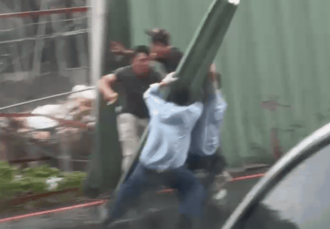 肉身擋凱米強風！高雄工地4壯漢苦撐鐵皮圍籬　2人秒遭掀翻倒地