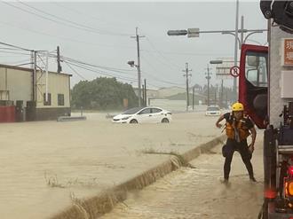 台78快速道路斗南出口3車卡水中    牧場淹水1.3米5人受困