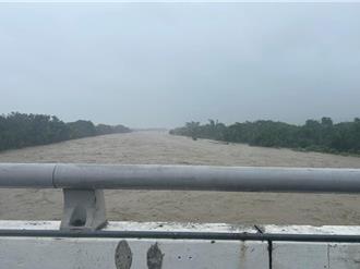 溪水暴漲！彰化芬園利民橋「水位逼近橋面」