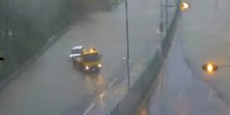 凯米豪雨狂炸！国10燕巢交流道多辆车泡水抛锚