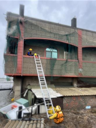 濁水溪暴漲潰堤！彰化縣大城鄉6村4000多人急撤離