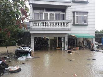 關廟二仁溪暴漲！南雄橋旁民宅淹1.7米「家具水上漂」