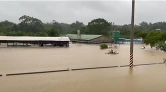 台南白水溪暴漲淹一層樓！家禽場「快滅頂」   上萬鵝、鴨生死未卜