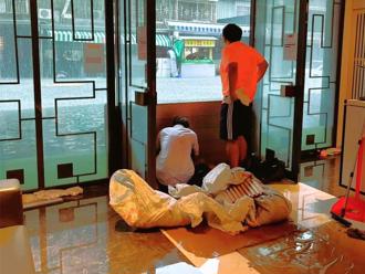 高雄豪宅區淹了 市中心一片汪洋 愛河快滿出來