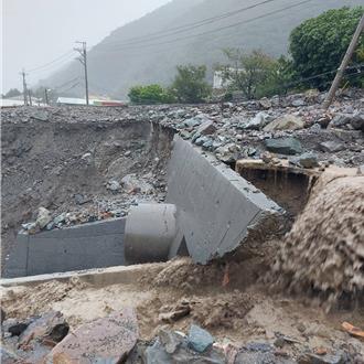 2月才通车！埔里守城便桥遭冲毁　东埔村联外道路掏空成孤岛