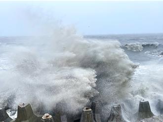 台東沿海掀10公尺巨浪 溪水暴漲二級警戒