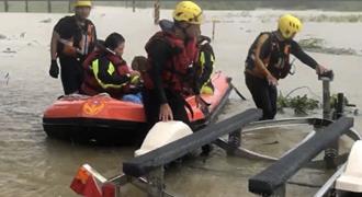 凱米雨量成災 新化區工廠淹水1米 消防隊救出2人2狗