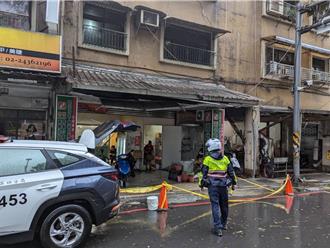 凱米釀災！基隆多起路樹倒塌 雨遮、招牌遭吹落