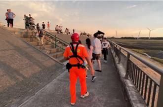 不怕死！颱風天仍近千人跑海邊觀浪 海巡署警告將受罰
