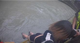 桃園女負氣離家跨坐湍急大圳   員警平安救下