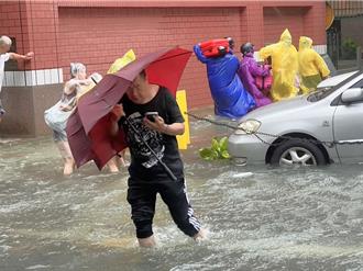 高雄鹽埕全區淹沒！遊客涉水逃離   在地人：沒淹過這麼高