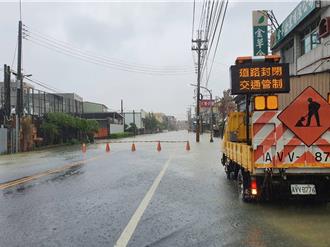 凱米颱風重創道路交通 高雄岡山嘉興路封路