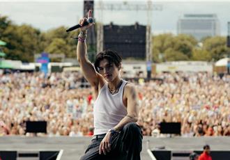 台湾之光！ 首位登英国知名音乐节开唱的华人男歌手是「他」