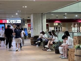 新竹巨城湧人潮！美食街不到1小時就需候位