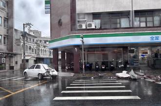 女兒牆砸車 蘇一峰嘆：颱風天上班換家破人亡