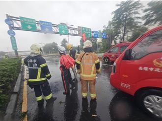 高雄中山地下道淹沒！轎車故障慘遭滅頂夫妻急逃下車