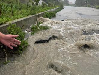 濁水溪暴漲 雲林麥寮出海口嚴重溢堤 隨時撤離居民