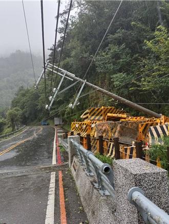 凯米肆虐！梨山电杆断、596户停电 台电：勿碰掉落电线
