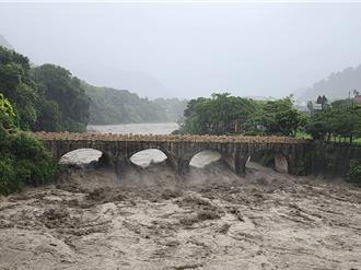 南投溪水暴涨！糯米桥、庐山吊桥封闭   数10辆汽车泡水