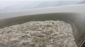 凯米发威！南化、乌山头水库满水位 自然溢洪声势惊人