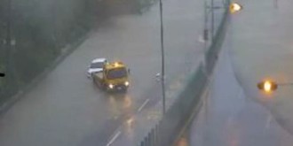 高雄驚見特斯拉「水陸兩棲款」直行災區！ 網看傻：會賣到缺貨