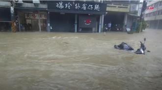 凱米挾雨勢！大社淹水成災 機車慘遭沖走