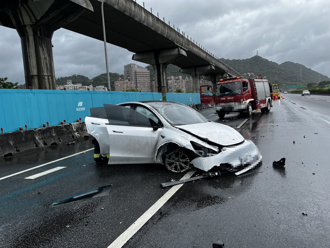 颱風天行駛國道遇積水發生「水漂效應」　特斯拉失控撞護欄翻車