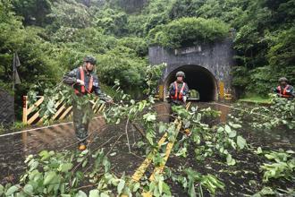 第3作戰區協助石碇區災後復原 疏通重要幹道