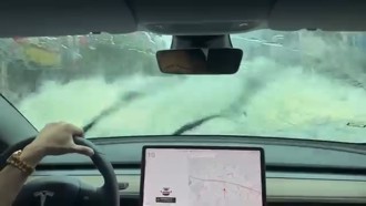 凯米颱风搅乱中南部 特斯拉「水上冒险」网友惊呼