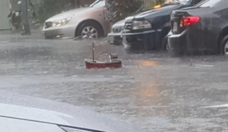 颱風淹水！男子在家門口玩遙控船「苦中作樂」