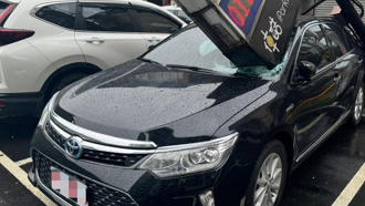 停車場大型招牌遭吹倒 砸穿轎車！網嚇：像被戰斧劈中