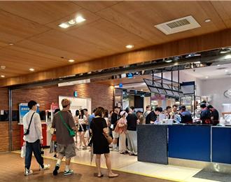 凱米颱風剛走 百貨公司地下街人潮湧現