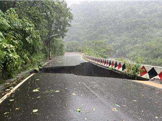凱米重創！南投信義土石流入民宅 道路掏空驚見「天坑」