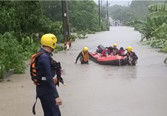 凱米重創台南！台南左鎮變孤島10人受困 緊急出動橡皮艇救援