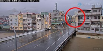 高雄美濃溪暴漲釀淹水　水退後附近店家起火冒濃煙