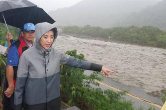 南投縣、嘉義縣均傳出土石流阻路、淹水、停電等災情