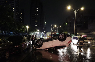 台北世贸中心前发生车祸 小客车自撞后翻覆驾驶受伤