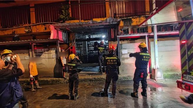 树林某电路印刷版工厂24日晚间惊传盐酸外泄事件，所幸无人受伤。 (新北消防局提供)