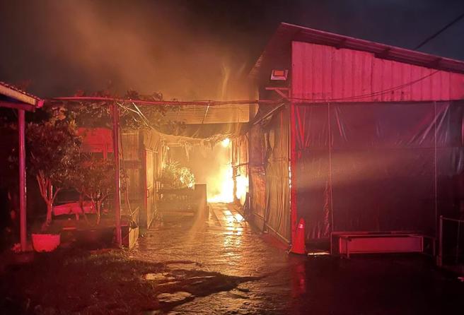 苗栗县苗栗市侨育北街一家花店24日晚间发生火警，并发生多次爆炸助长火势。（读者提供／谢明俊苗栗传真）