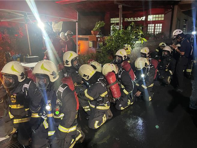 苗栗县苗栗市侨育北街一家花店24日晚间发生火警，苗栗县政府消防局派出大批人员赶往灭火。（读者提供／谢明俊苗栗传真）
