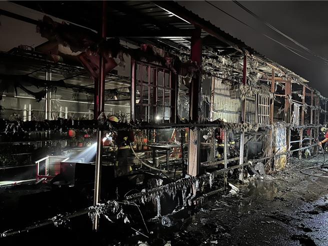 苗栗县苗栗市侨育北街一家花店24日晚间发生火警，火势延烧20分钟后扑灭，15坪花店付之一炬。（读者提供／谢明俊苗栗传真）