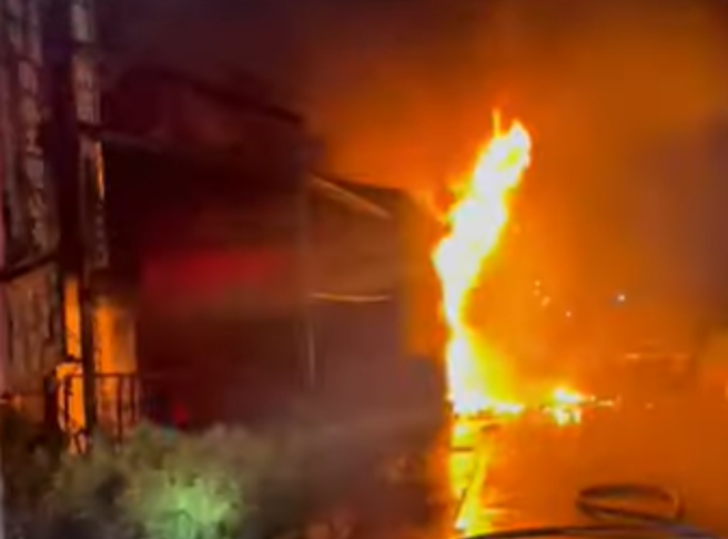 苗栗县苗栗市侨育北街一家花店24日晚间发生火警，并发生多次爆炸助长火势。（读者提供／谢明俊苗栗传真）