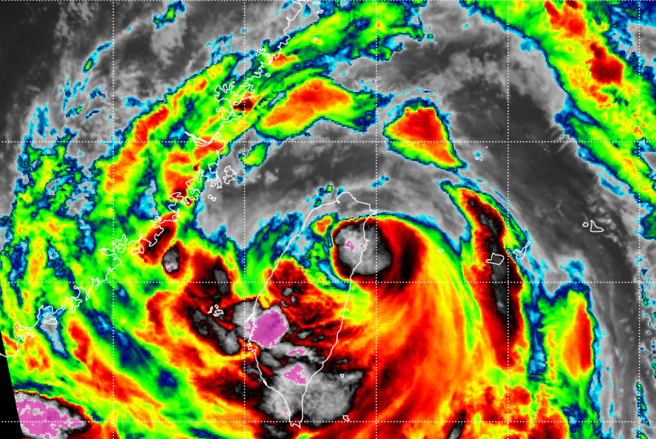 凯米在东部近海打转近10小时，中心终于在凌晨登陆南澳。(图／Dapiya)