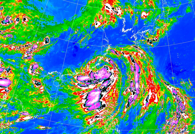 凱米登陸後減弱為中度颱風，目前已翻越中央山脈，抵達新竹上空，預估凌晨就會出海。(圖／氣象署)