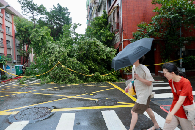 气象粉专提醒，凯米越过雪山山脉后，整个西南气流强风轴被带上来，中南部今天才是重头戏。（郭吉铨摄）