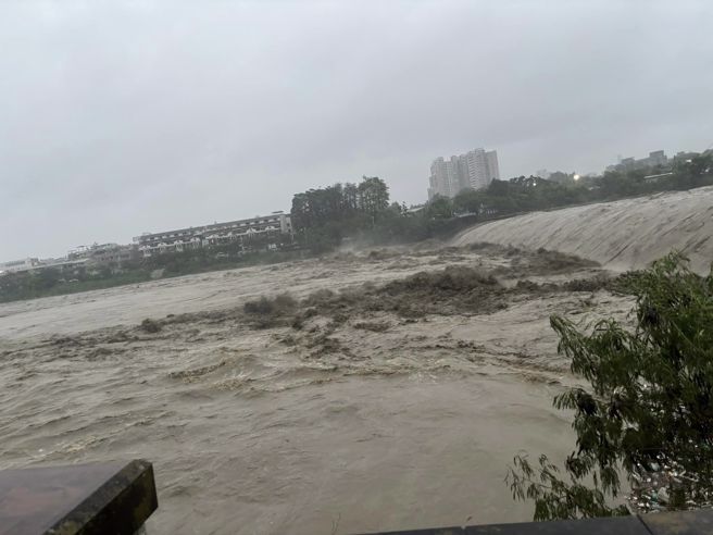 八掌溪暴涨，忠义桥附近已被淹没。（图／网友提供）