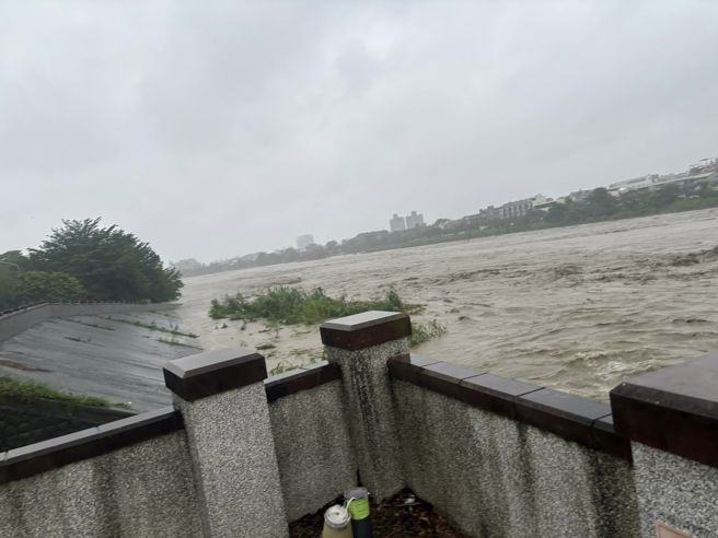 八掌溪暴涨，忠义桥附近已被淹没。（图／网友提供）